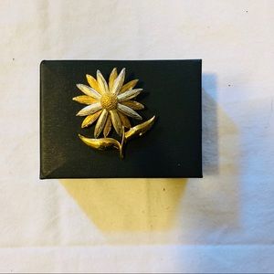 Sale 🌷 Vintage Pin Flower 🌼 Gold and Silver